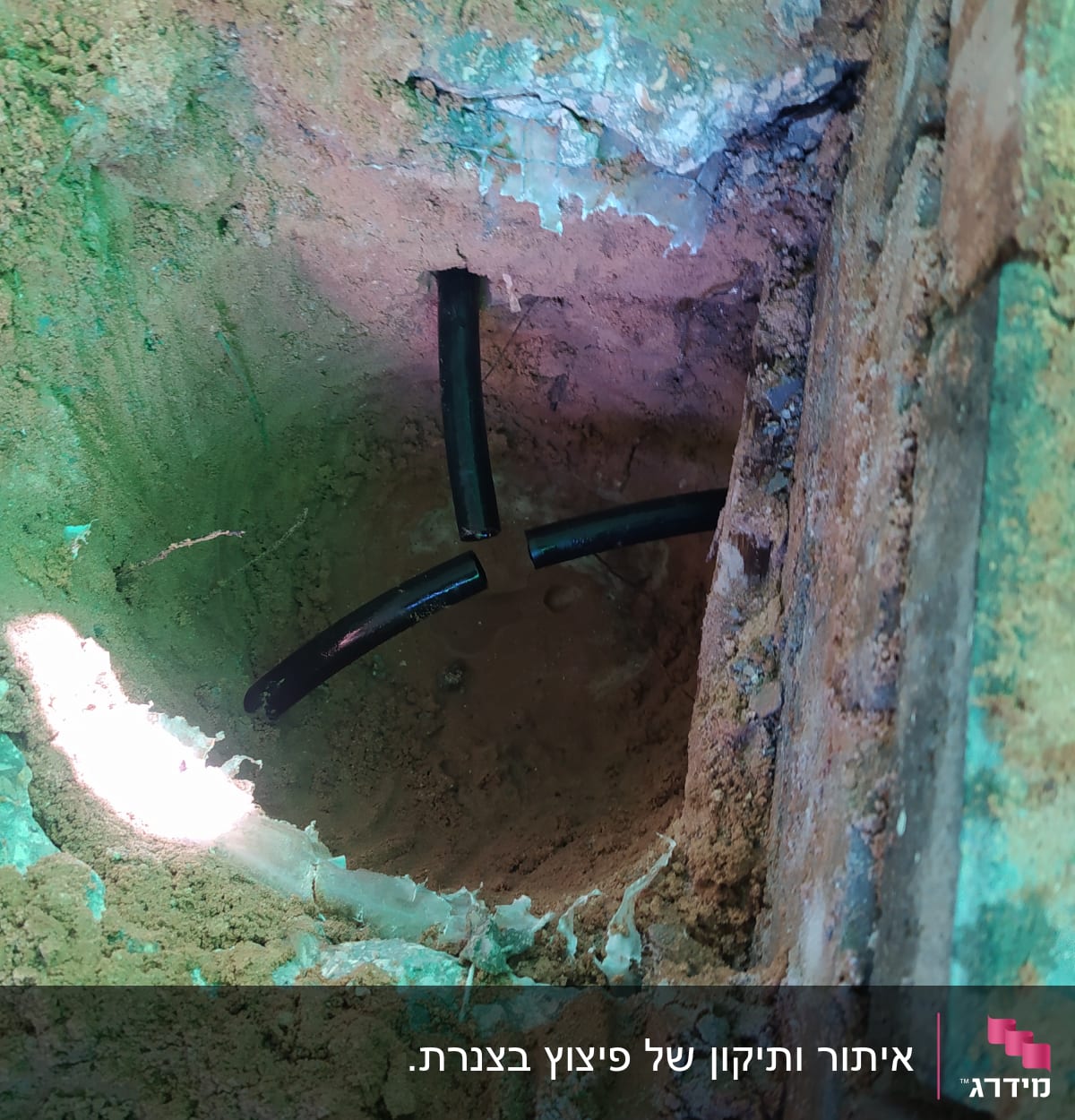 צינורות שחורים בתוך חפירה באדמה